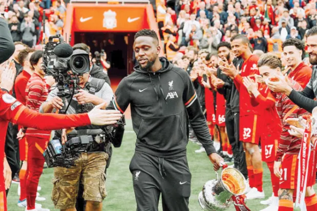 لاعبو ليفربول يصطفّون في ممر تكريمي لأوريغي خلال احتفالية الفوز بالكأس (أ.ف.ب)