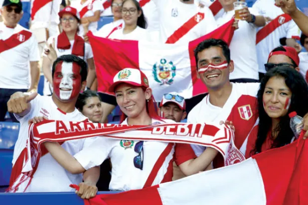 حكومة بيرو منحت الشعب إجازة لمتابعة المنتخب ودعمه (إ.ب.أ)