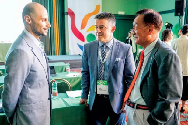 الأمير خالد بن الوليد أقام نقاشات عديدة مع مسؤولي المنظمة والاتحادات الوطنية في العالم (الشرق الأوسط)