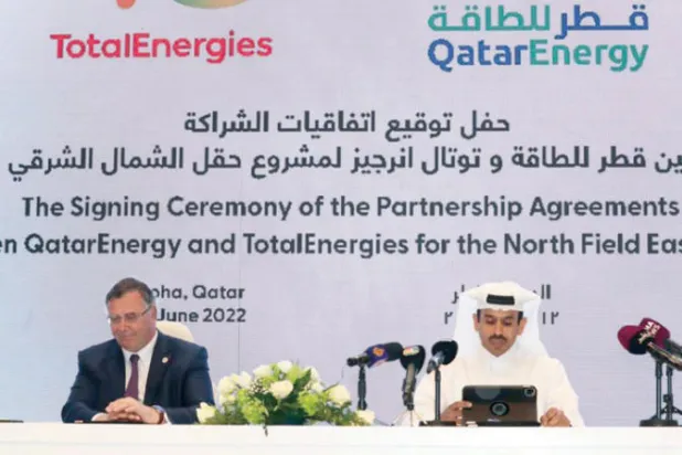 جانب من توقيع الاتفاق أمس بين «قطر للطاقة» و«توتال إنرجيز» (الشرق الأوسط)