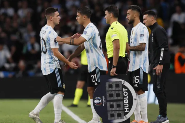 اللاعب الأرجنتيني باولو ديبالا بديلاً ليحل محل الأرجنتيني جيوفاني لو سيلسو خلال لقاء إيطاليا ضد الأرجنتين في استاد ويمبلي بلندن في بريطانيا (رويترز)