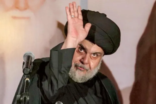 Sadr hareketinin lideri Mukteda es-Sadr, 3 Haziran'da destekçileri önünde konuşma yaparken (AFP)