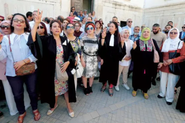 Hakimlerin görevden alınması kararı Tunus'un başkentinde düzenlenen gösteriler ile protesto edildi. (EPA)