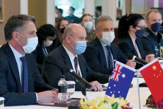 گزشتہ روز سنگاپور میں آسٹریلوی اور چینی وفود کی ملاقات کے دوران (ا ف ب)