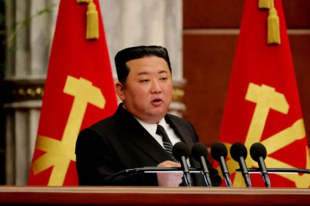كيم جونغ أون يخاطب حزب «العمال» في بيونغ يانغ في 11 يونيو (رويترز)