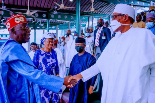 بخاري يصافح تينوبو خلال مناسبة حزبية في أبوجا، في 7 يونيو (رويترز)