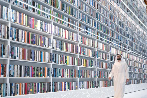 الشيخ محمد بن راشد خلال تدشينه المكتبة (الشرق الأوسط)