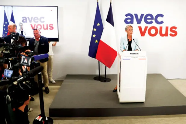 رئيسة الوزراء الفرنسية تتحدث في مؤتمر صحافي عقب الجولة الأولى من الانتخابات التشريعية (إ.ب.أ)