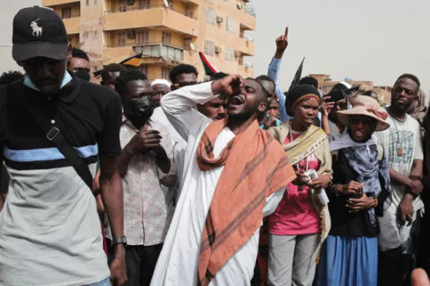 جانب من احتجاجات السودانيين وسط الخرطوم ضد حكم العسكر (أ.ب)