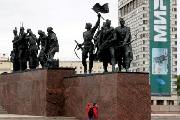 لافتات ضخمة تعلن عن بطاقة الدفع الوطنية خلف النصب التذكاري للمدافعين البطوليين للينينغراد في ساحة النصر في سانت بطرسبرغ ( ا ب ا )