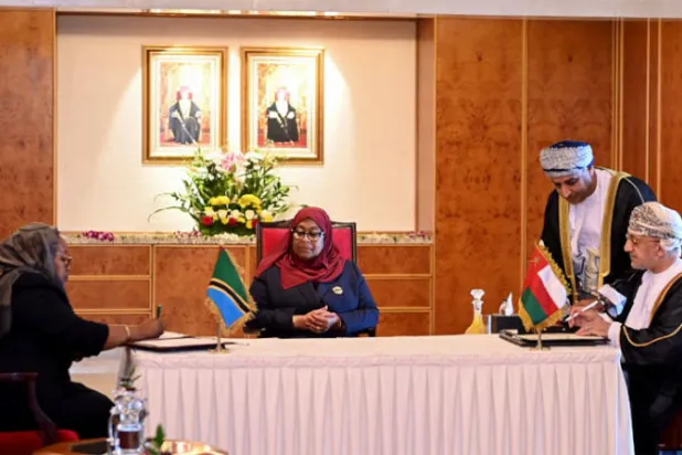 رئيسة تنزانيا سامية صولوحو حسن تشهد توقيع مذكرات التفاهم أمس (العمانية)