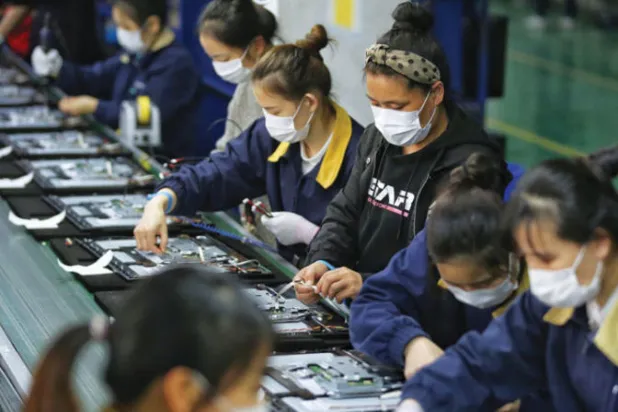 أظهرت بيانات أن الصين شكلت 30 في المائة من حجم الناتج الصناعي العالمي في عام 2021 (رويترز)