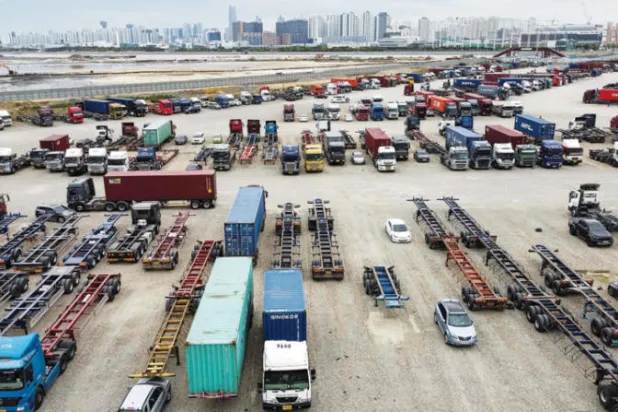 يهدد إضراب سائقي الشاحنات في كوريا الجنوبية بمزيد من الضرر لسلاسل التوريد العالمية (أ.ف.ب)