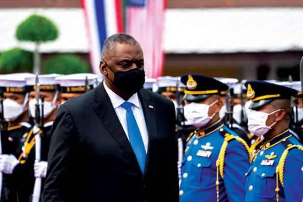 وزير الدفاع الأميركي لويد أوستن يستعرض حرس الشرف في العاصمة التايلندية بانكوك أول من أمس (رويترز)