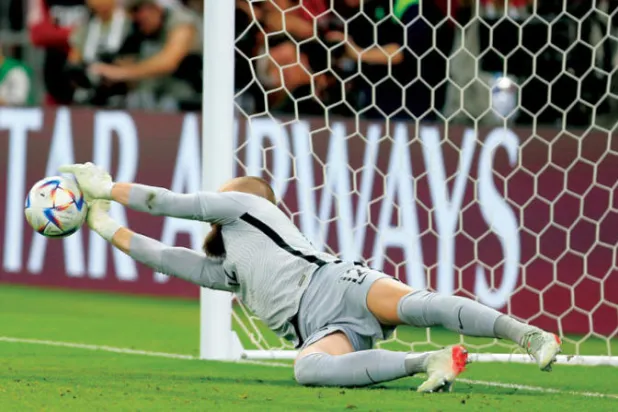 ريدمين حارس أستراليا المخضرم يتصدى للركلة الأخيرة من فاليرا لاعب بيرو (أ.ب)