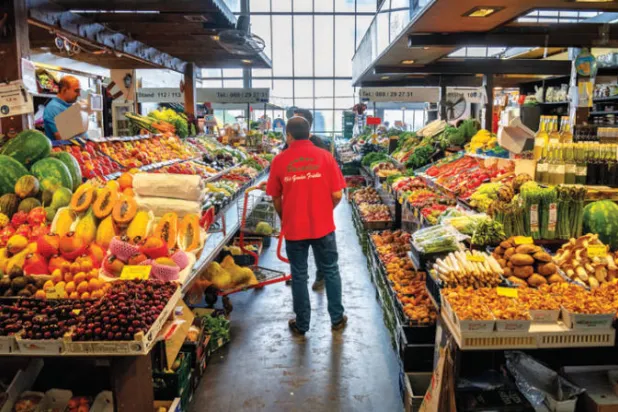 ارتفعت أسعار المواد الغذائية بنسبة 1.‏11 % على الأسر في مايو (أ.ب)