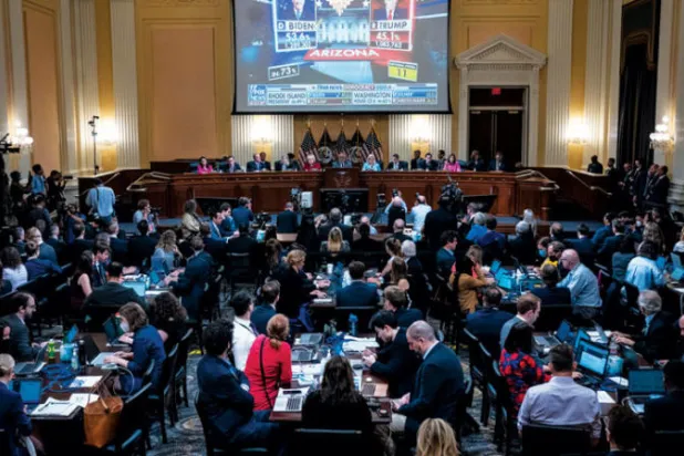 فيديو لبايدن وترمب على شاشة فوق لجنة التحقيق الاثنين (إ.ب.أ)