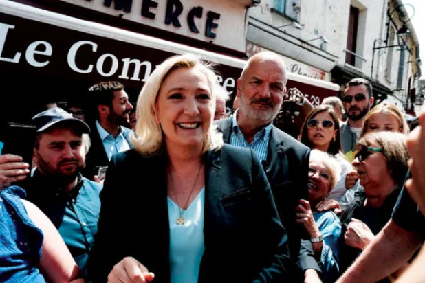 مارين لوبن في أحد شوارع بلدة بون سور يون الواقعة شرق فرنسا حيث عقدت مؤتمراً صحافياً أمس (أ.ب)