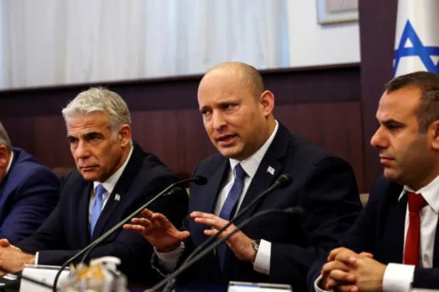 بنيت ووزير خارجيته يائير لبيد في اجتماع سابق للحكومة (رويترز)