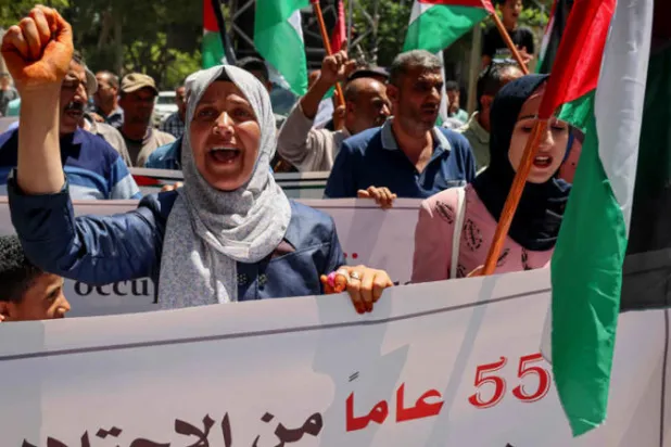 احتجاجات أمام مقر «اليونسكو» بغزة في الذكرى 55 لاستيلاء إسرائيل على القطاع والخامس عشر على الحصار  (إ.ف.ب)