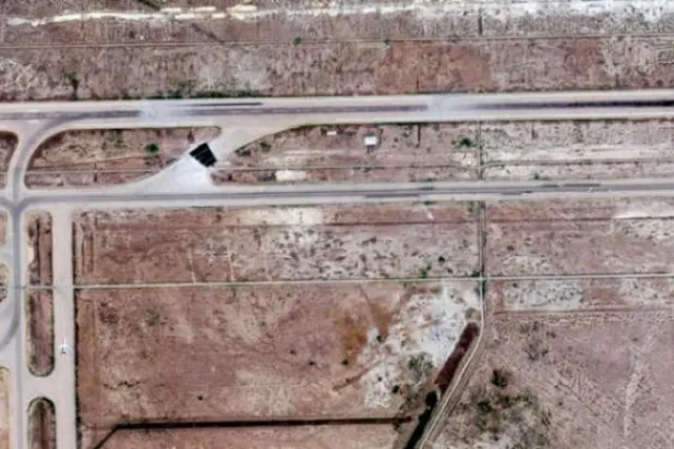 "ماکسر ٹیکنالوجی" کی ایک سیٹلائٹ تصویر دیھکی جا سکتی ہے جس میں دمشق کے ہوائی اڈے کے رن وے کو ہونے والے نقصان کو دکھایا گیا ہے (ماکسر ٹیکنالوجی/اے ایف پی)