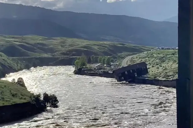 منزل ينجرف باتجاه نهر يلوستون في مونتانا بسبب الفيضانات (رويترز)