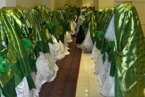 عرائس ينتظرن في قاعة الاحتفالات خلال الزفاف الجماعي في كابل (أ.ف.ب)