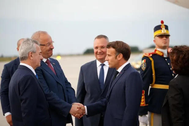 الرئيس الفرنسي إيمانويل ماكرون لدى وصوله إلى قاعدة ميخائيل كوغالشينيرو في رومانيا (أ.ف.ب)