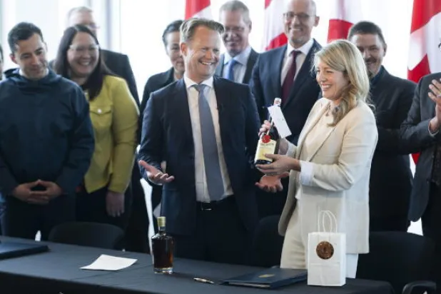 وزيرة الخارجية الكندية ونظيرها الدنماركي بعد توقيع اتفاق تقاسم جزيرة هانز (أ.ب)