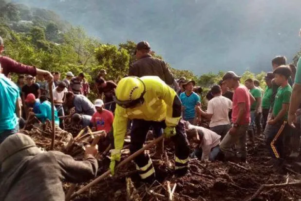 الانهيارات الأرضية نجمت عن أمطار غزيرة هطلت منذ مطلع مايو (أ.ف.ب)