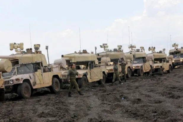 Dün İsrail işgali altındaki Suriye Golan Tepeleri’nde bir tatbikata katılan İsrail zırhlı araçları (AFP)