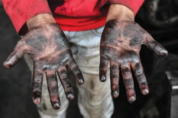 11 Haziran’da çekilen ve ülkenin kuzeyindeki Halep kırsalında Suriyeli bir araba tamircisinin ellerini gösteren bir fotoğraf (AFP)