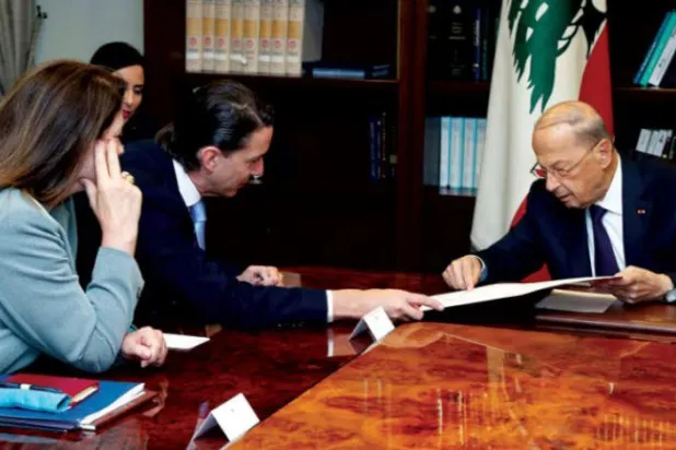 صدر مائکل عون کو امریکی خاتون سفیرہ ہوچسٹین کی موجودگی میں نقشوں کا جائزہ لیتے ہوئے دیکھا جا سکتا ہے (اے بی)