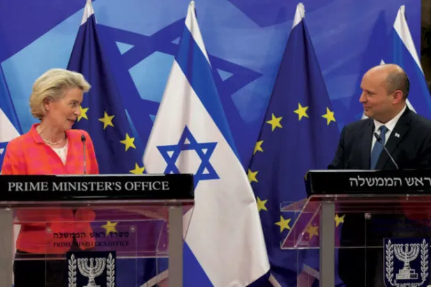 بنيت خلال مؤتمر صحافي فون دير لاين بعد اجتماعهما في مكتب رئيس الوزراء (د.ب.أ)