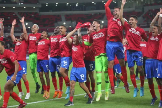 لاعبو كوستاريكا يحتفلون بحصد بطاقة المونديال (أ.ف.ب)