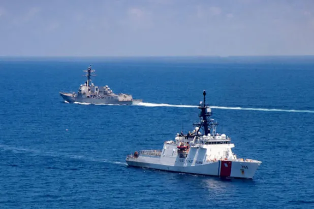 مدمرة أميركية تجوب مضيق تايوان (رويترز)