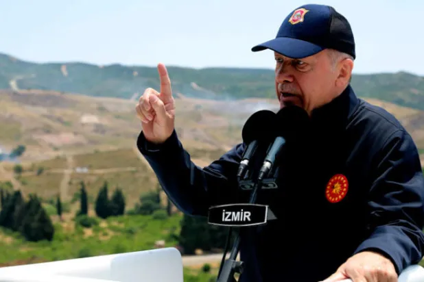 الرئيس التركي خلال مناورات عسكرية للجيش التركي في ازمير. وجدد اردوغان موقف بلاده الرافض لانضمام كل من السويد وفنلندا إلى حلف شمال الأطلسي (ناتو) ما لم يتخذ البلدان خطوات ملموسة تجاه مخاوف تركيا الأمنية(ا.ب)