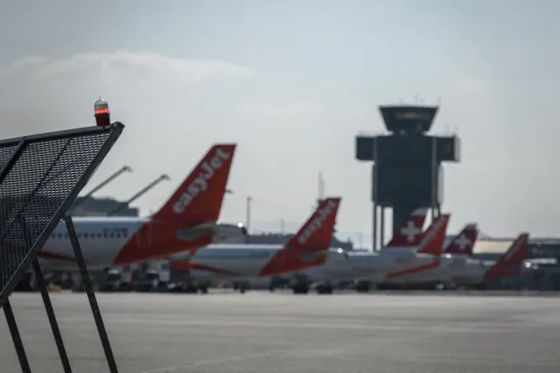 طائرات تظهر في مطار جنيف بسويسرا (أ.ف.ب)