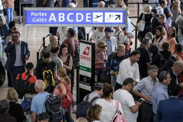 مسافرون في مطار جنيف خلال فترة العطل (أ.ف.ب)