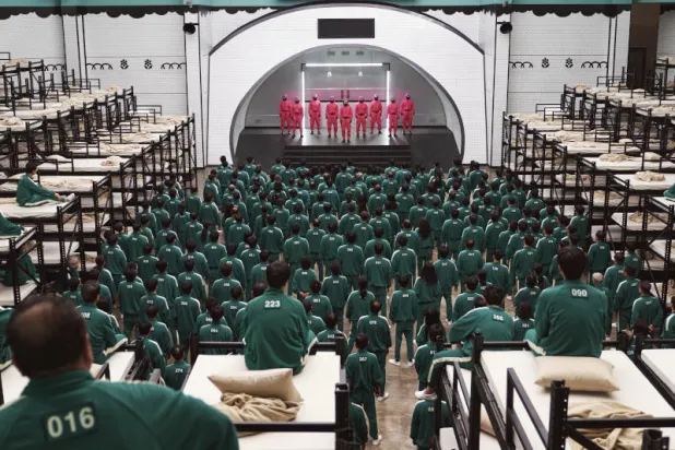 مشهد من المسلسل الكوري «لعبة الحبار» (أ.ب)