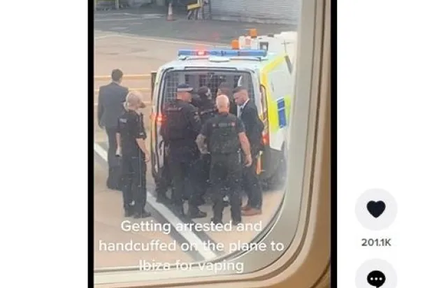 الشرطة البريطانية تعتقل راكباً بعد تدخينه على متن طائرة (تيك توك)