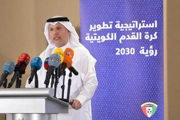 عبد الله الشاهين رئيس الاتحاد الكويتي لكرة القدم خلال المؤتمر الصحافي