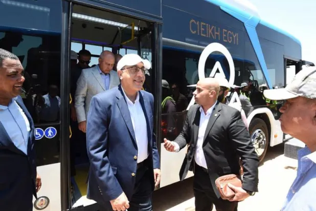 رئيس الوزراء المصري مصطفى مدبولي يتفقد أتوبيسات تعمل بالكهرباء في مدينة شرم الشيخ (الحكومة المصرية)