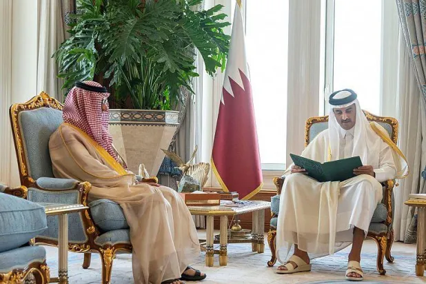 الأمير منصور بن خالد يسلم رسالة خادم الحرمين لأمير قطر (واس)