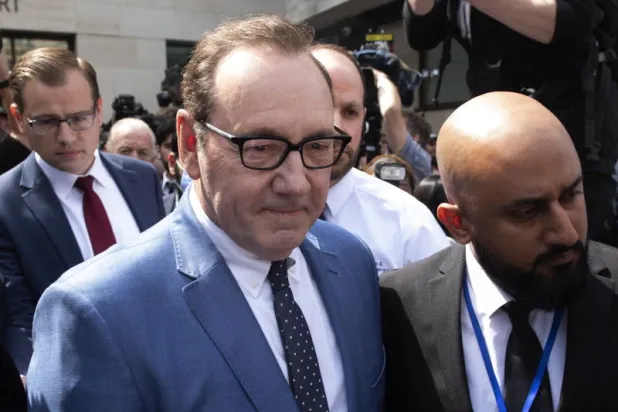 كيفن سبيسي يغادر محكمة وستمنستر الابتدائية (إ.ب.أ)