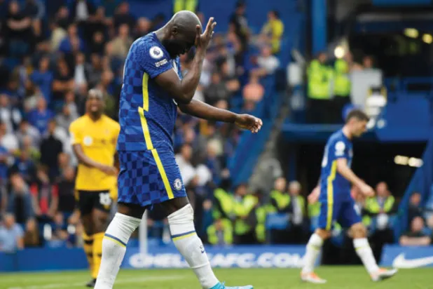 لوكاكو كان بطلاً للتنقلات بين أكبر الأندية وكلف خزينة تشيلسي 100 مليون إسترليني من دون نجاح (رويترز)