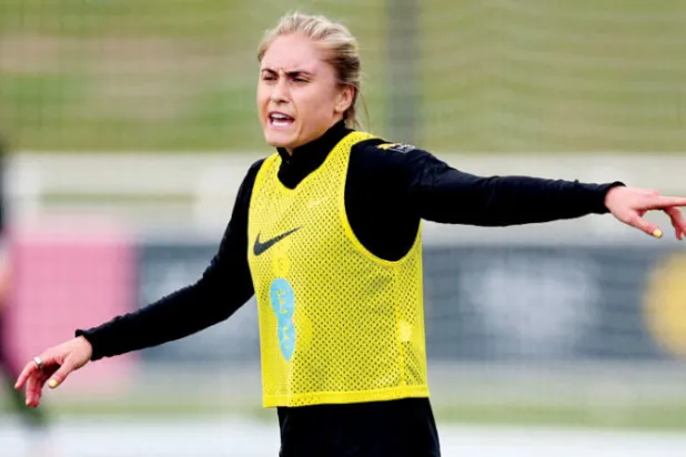 هوتون خلال التدريب مع منتخب إنجلترا للسيدات (رويترز)