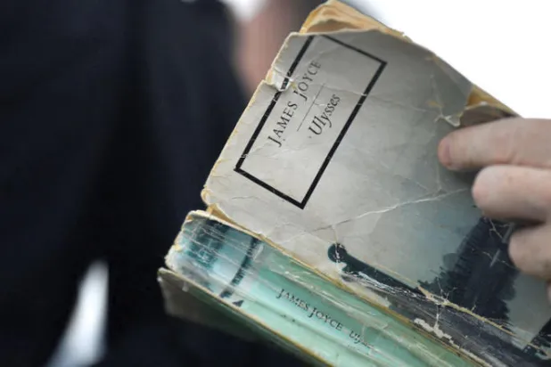 رواية «يوليسيس» يحتفل بها محبو جيمس جويس في السادس عشر من شهر يونيو كل عام فيما أُطلق عليه اسم «بلومزدااي» (رويترز)