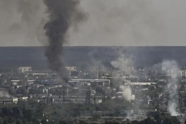 Rus ve Ukrayna güçleri arasındaki çatışmalar sırasında Severodonetsk şehrinde duman ve toz yükseliyor (AFP)