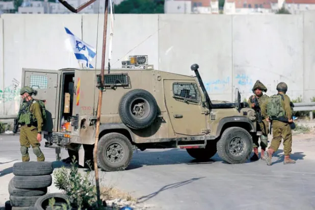 الجيش الإسرائيلي واصل أمس بناء جدار حول مستوطنة «بيت إيل» قرب رام الله ليفصل بينها وبين مخيم الجلزون (وفا)